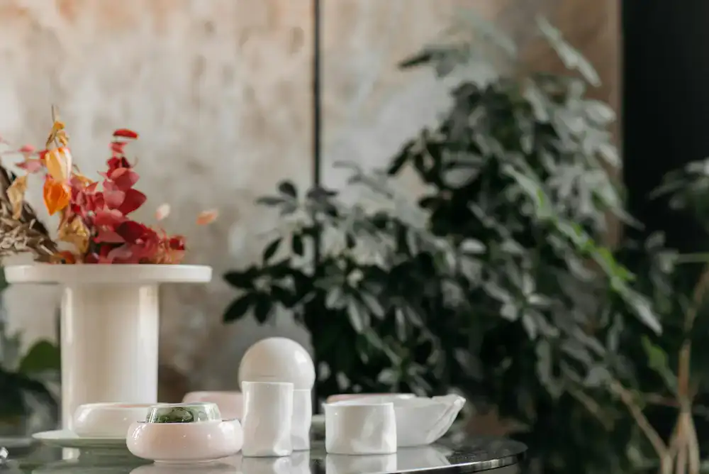 Dining space with organic textures and ceramic decor